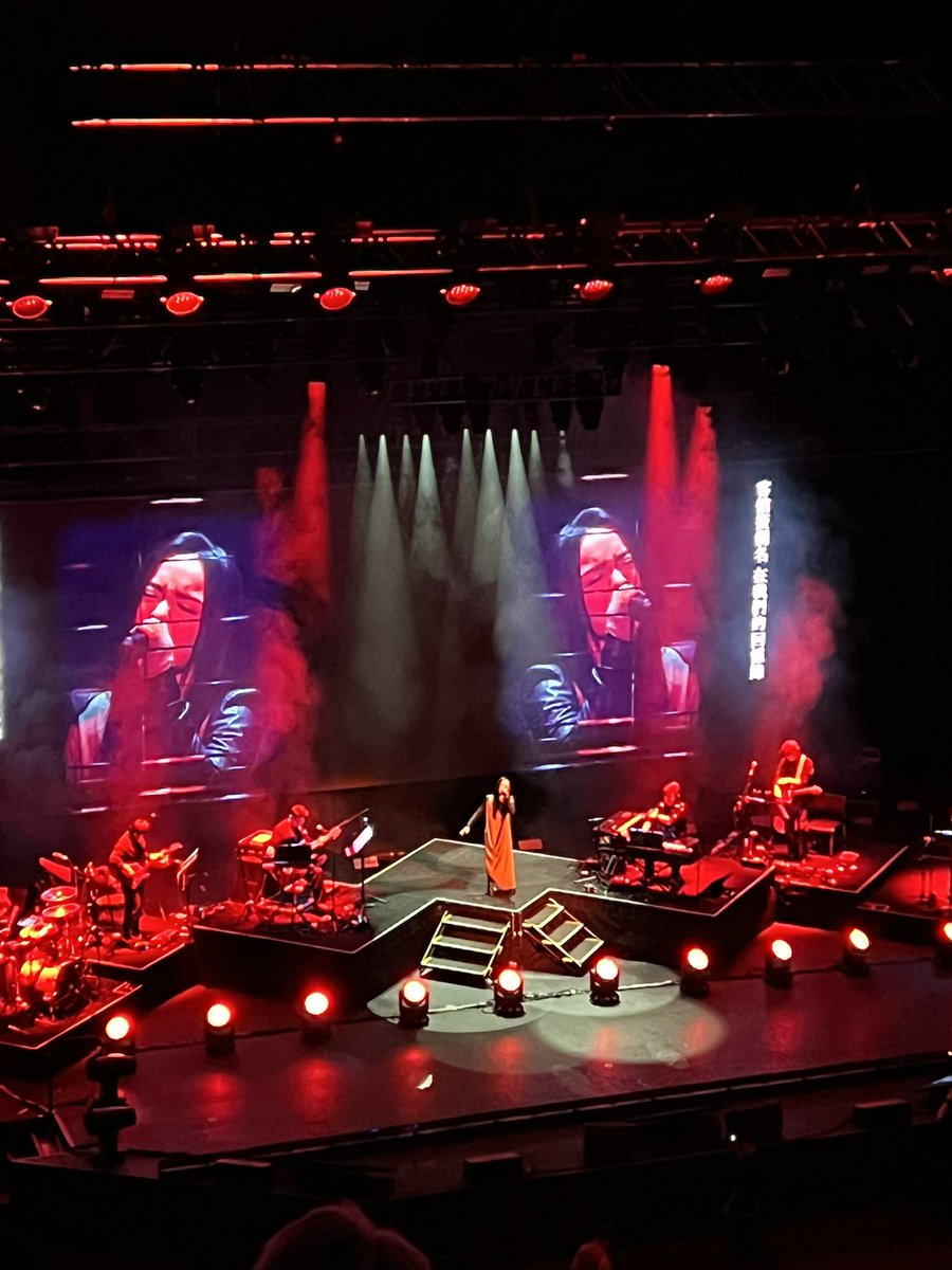 昨晚和老婆看了场 #徐佳莹 演唱会，唱功的确很赞，但可能是我座位的原因，音乐太响了，而且重低音震得我胸闷难受