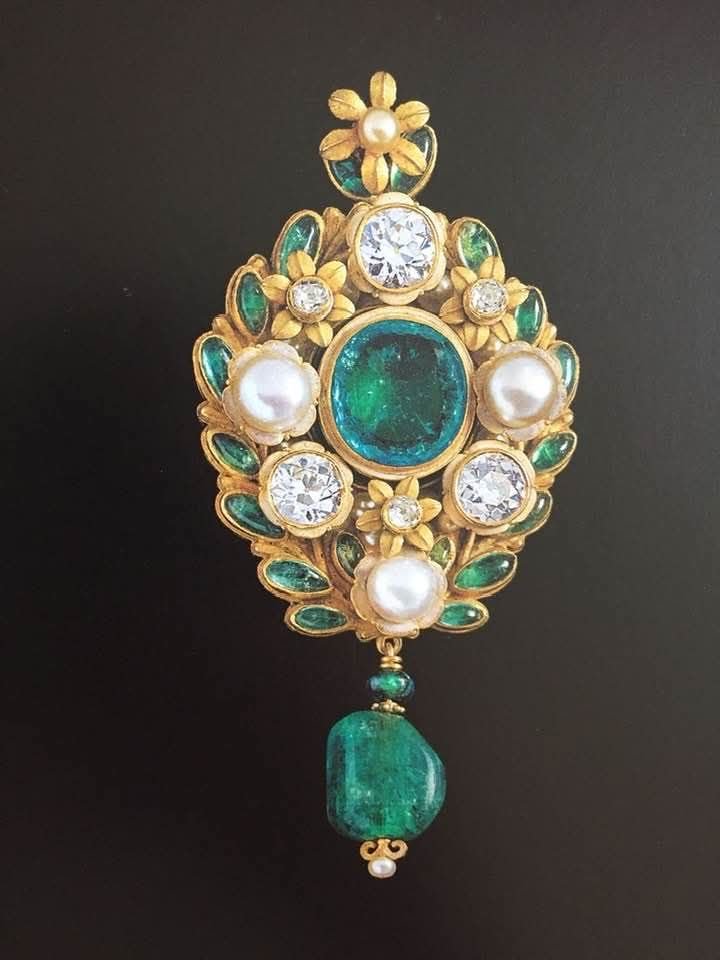 zanasdesigns's tweet photo. Florence Koehler (1861-1944) American jeweller designer.
Brooch 1900
Diamond, natural pearl, emerald, emerald bead, gold
Collection of Nelson Rarities.
From The Exhibition “Maker and Muse“ The Richard H. Driehaus Museum https://t.co/PlTBDw87WQ