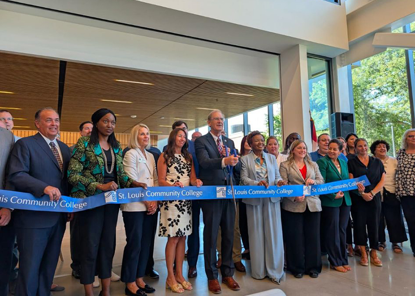 redlatinastl.com/noticia/st_lou…
St. Louis Community College-Meramec inaugura dos nuevos centros de educación en finanzas y tecnología emergente
St. Louis Community College-Meramec Inaugurates Two New Centers for Finance and Emerging Technology Education <a href="/STLCCMeramec/">STLCC-Meramec</a>
