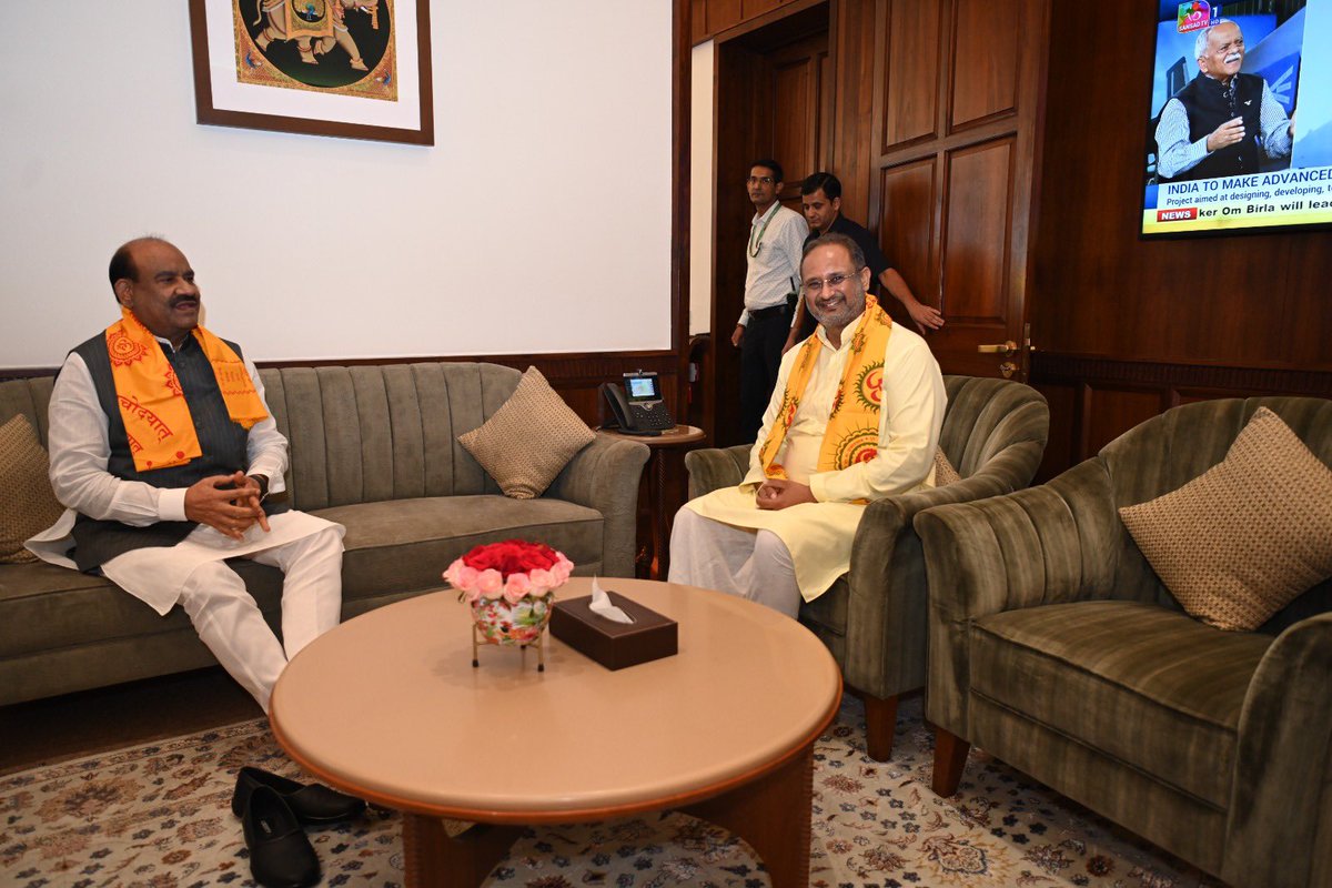 DrChinmayP's tweet photo. संसद भवन, नई दिल्ली में माननीय लोकसभा अध्यक्ष श्री @ombirlakota जी से सौहार्दपूर्ण भेंट का अवसर मिला।

2026 जन्मशताब्दी महोत्सव की राष्ट्रव्यापी रूपरेखा एवं समाज-राष्ट्र उत्थान हेतु भावी योजनाओं पर सार्थक चर्चा हुई। साथ ही 16 सितम्बर को @dsvvofficial में आयोजित कृत्रिम बुद्धिमत्ता कार्यक्रम हेतु आमंत्रित किया।