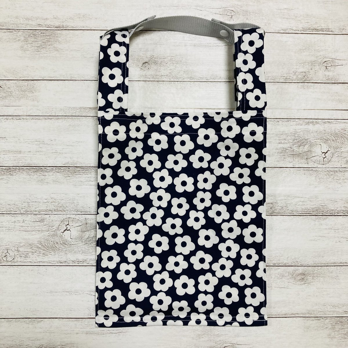 まだまだ暑い毎日ですね！

皆さま
しっかり水分補給をしてくださいね。

別持ち手付き
お花柄コンビニバッグを

クリーマで販売しています♡

持ち方ふた通りを楽しんでくださいね♪

【coma zakka】
creema.jp/item/19750170/…