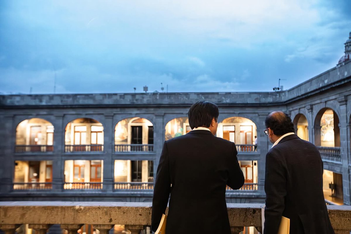 Tuvimos reunión de trabajo con Victor Manuel Lamoyi, Director General del <a href="/bbienestarmx/">Banco del Bienestar</a>, para prepararnos rumbo al 2026, año en el que se multiplicará el número de becas #RitaCetina para niñas y niños de Educación Básica. 

El Banco del Bienestar se ha consolidado como una