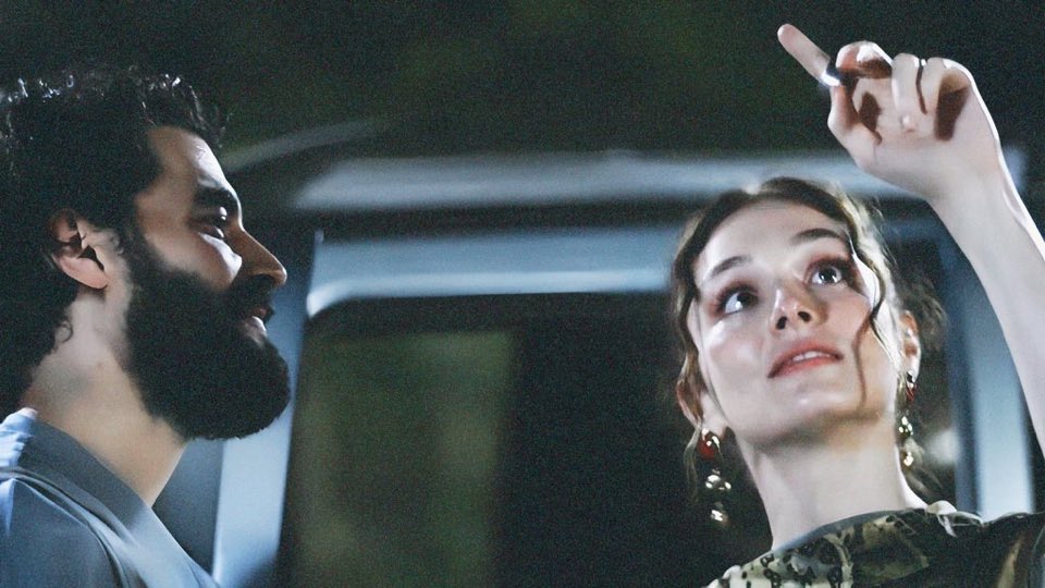 YelloAlo's tweet photo. #Veliaht #ShowTV #GOLDFilmYapım #FAROCompany #S.#AkınAkınözü #SerraArıtürk #Reyhan #Timur #TimHan #ReyTim #TimRey #ReyMur:
😏 Somebody looks mesmerized… https://t.co/eigIvqmLFZ