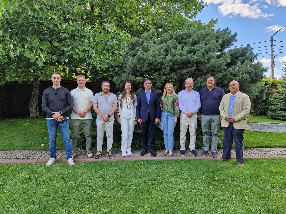 He recibido en #Kyiv a una delegación de la ONG española <a href="/HelptoUkraine22/">Help To Ukraine ONGD</a>, que realiza una gran labor en #Ucrania.
La sociedad civil española está con el pueblo ucraniano.
🇪🇦🤝🇺🇦