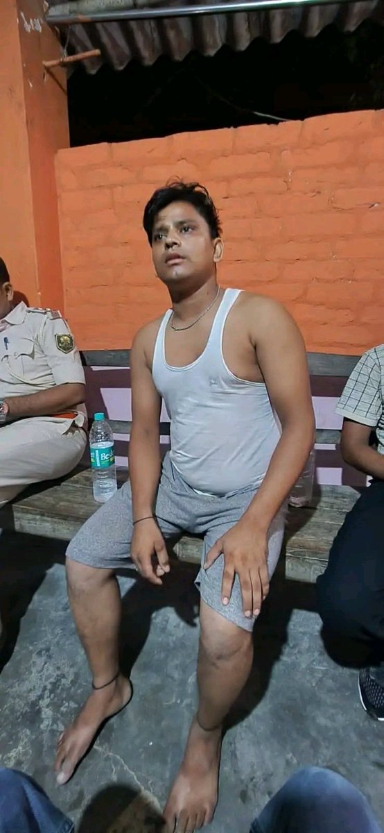 प्रधानमंत्री मोदी की मां को गाली देने वाला चढ़ा पुलिस के हत्थे 

गाली देने वाले का नाम है मोहम्मद रिजवी उर्फ राजा

कार्यक्रम में मंच से दी गई थी गाली, वोट अधिकार यात्रा में युवा मोर्चा के नौशाद का था कार्यक्रम 

#PMModi #VoterAdhikarYatra #Bihar #BiharSIR2025 #BREAKING #Breaking