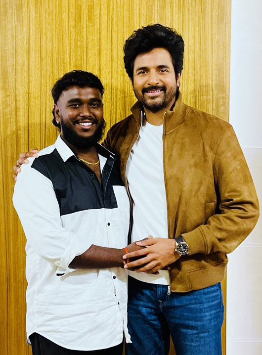 Online fans keta meet illa ole veda vendiyathu but offline fans mattum meet arrange panerathu 🤦🏻🤦🏻🤦🏻
Enough itha movie aprom sk sk stop panetu life poi vandiya tha