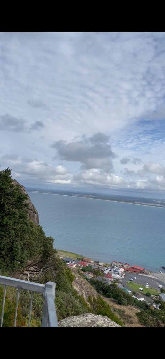 freshminddd's tweet image. “Some photos heal you just by looking at them. 🍂🌺”