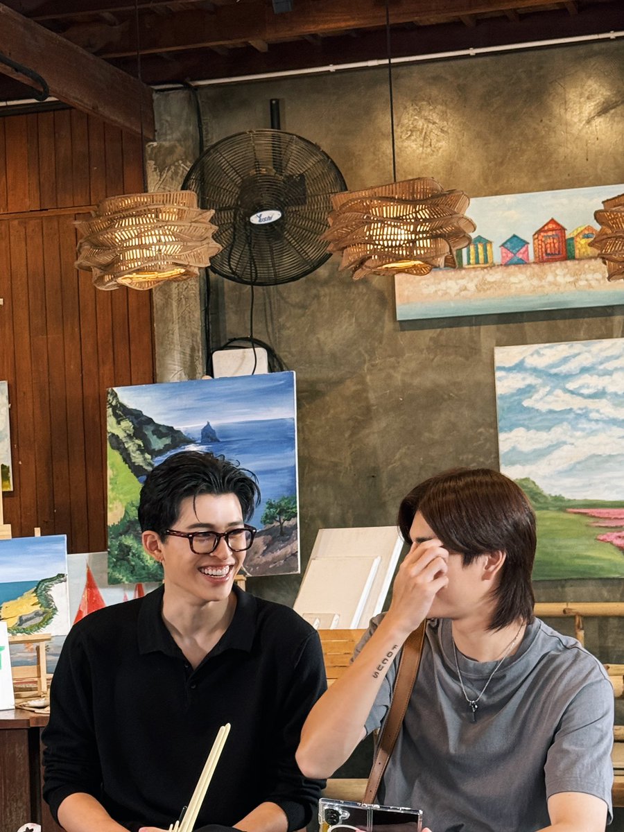 ยิ้มทั้งวันเลยนะคุณธีร์  ☺️🤭

#MeAndTheeSeries 

#MeAndTheeSeriesQ14
