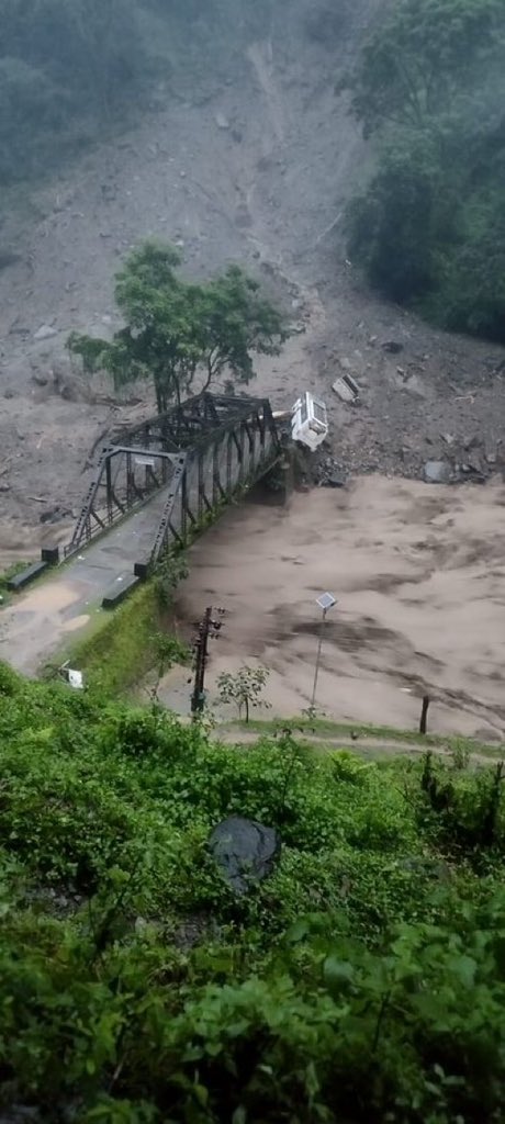 RAHULKUMAR705's tweet photo. 🚨🚨 सतर्क रहे 🚨🚨

उत्तराखंड के चमोली और देवल में भारी बारिश के कारण भूस्खलन और बाढ़ का संकट बना हुआ है जिससे लोगों को भारी दिक़्क़तों का सामना करना पड़ रहा है !!

फ़िलहाल बारिश 🌧️ से कोई राहत मिलने के आसार नहीं हैं !! सावधान रहें सतर्क रहें !! 🙏🏻

#Chamoli #Uttarakhand #Deval https://t.co/OwrZjFZyu6
