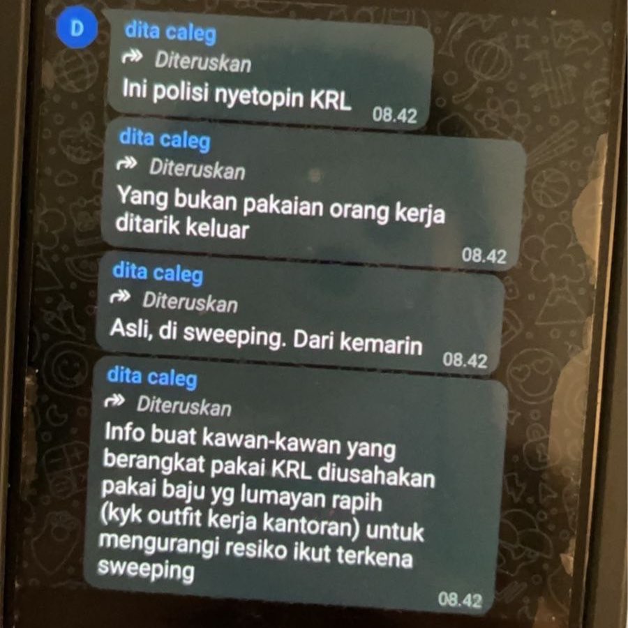 jareyalla's tweet photo. temen-temen di ui stay safe ya, jangan lupa jakunnya di masukin ke tas. udah penuh polisi di stasiun https://t.co/TIp3WVHRz1