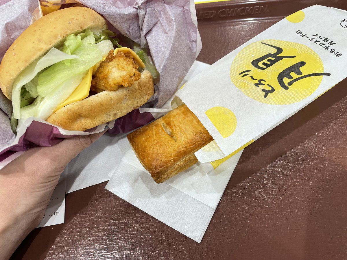 aaaa23's tweet photo. 昨日のTwitchのせいでどーーーーーしても月見食べたくなってケンタ駆け込んだ🌕
うまかったよ宇佐美くん
#ウサミエゴイスゥトゥ https://t.co/qjr8maNBbh