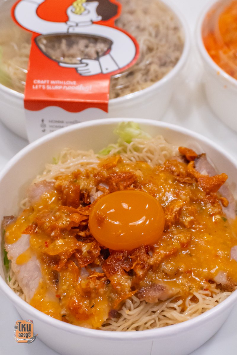 🍜อยากให้ทุกคนได้ลองบะหมี่ร้านนี้มาก คือไม่ได้ตามกระแสนะ แต่ว่าเคยกินที่ร้านโฮมมี่หมูกระทะของเชฟชานนท์มาแล้ว ขนาดมีแค่บะหมี่กับไข่ดองยังอร่อยเลย แต่ที่กรุงเทพนี่มาเป็นหน้าๆอ่ะ แล้วโคตรชอบเส้นบะหมี่ที่ร้านเลย ทำออกมาได้ดีไม่แฉะ เส้นเหนี่ยวนุ่ม กินกับอะไรก็อร่อย