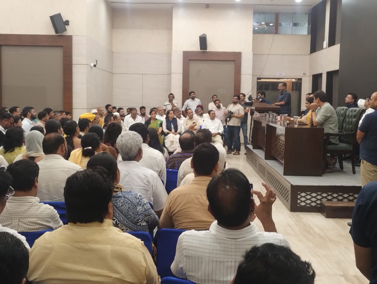 Beena Shyam Lal Balguher (@bbalguher) on Twitter photo Constitution Club of India में माननीय श्री <a href="/ArvindKejriwal/">Arvind Kejriwal</a> जी ने सभी निगम पार्षदों और विधायकों के साथ बैठक की।
इस महत्वपूर्ण चर्चा में जनता की समस्याओं, विकास कार्यों की प्रगति और आने वाले समय की रणनीतियों पर गहन विचार-विमर्श हुआ। Constitution Club of India में माननीय श्री <a href="/ArvindKejriwal/">Arvind Kejriwal</a> जी ने सभी निगम पार्षदों और विधायकों के साथ बैठक की।
इस महत्वपूर्ण चर्चा में जनता की समस्याओं, विकास कार्यों की प्रगति और आने वाले समय की रणनीतियों पर गहन विचार-विमर्श हुआ।