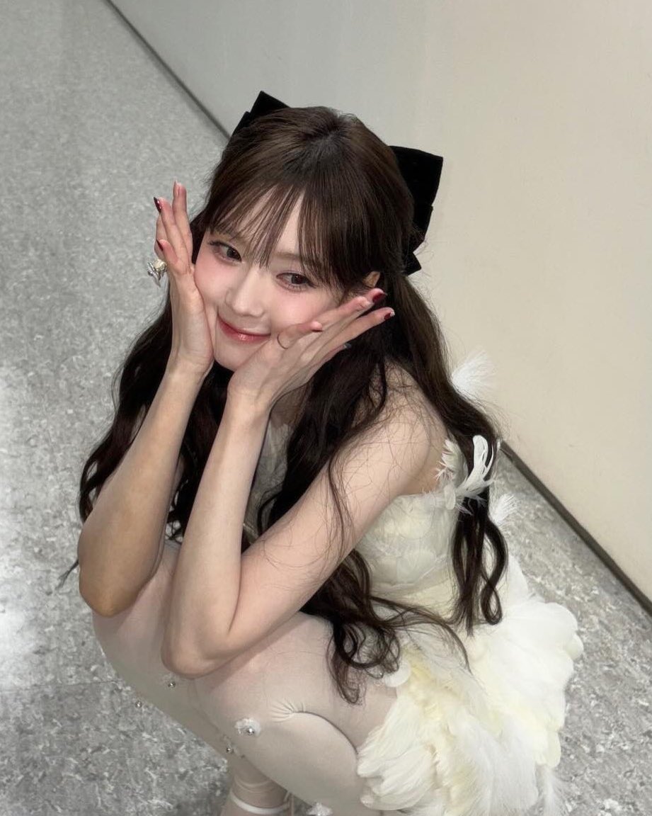 _daydreaming_zZ's tweet photo. 面長求心顔顔タイプフェミニン･キュートで触覚薄いor耳出した方が似合うタイプ（私）、このウィンターちゃんみたいに前髪の大半を左右横流しで長さはこめかみくらい+黒目幅のみぱっつん、後ろはハーフアップ が一番似合う 色々試してきたけど https://t.co/YTYShHTlqW