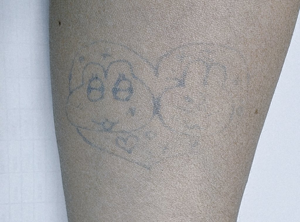 reremember0's tweet image. 점점 더 지워져 간다
머물러 있는 헤나인줄 알았는데
비어가는 내 팔뚝속엔
더 아무것도 찾을 수 없네
계절은 다시 돌아오지만
떠나간 내 악토는 어디에
내가 떠나보낸 것도 아닌데
내가 떠나온 것도 아닌데
조금씩 지워져 간다
머물러 있는 악토인줄 알았는데
매일 이별하며 살고 있구나
택주가 또🥲