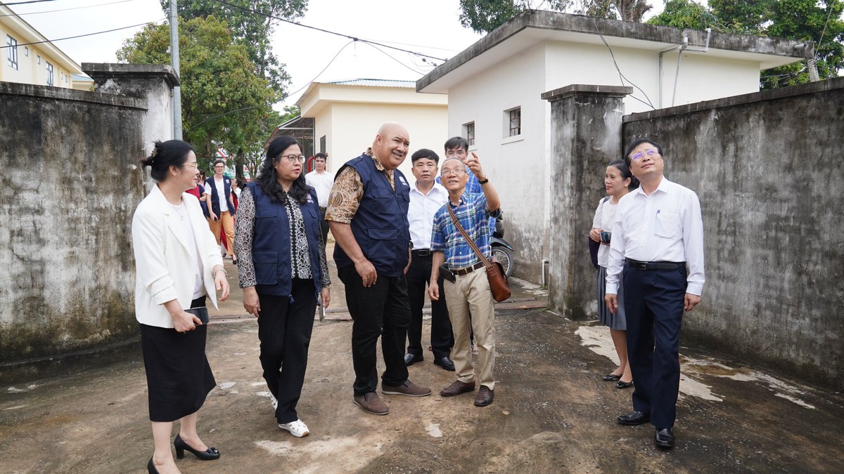 RD_WPRO's tweet photo. I visited Yen Thanh General Hospital in Nghe An 🇻🇳 , once plagued by an unsafe water supply, but now a model of climate-smart care.

Bringing safe, climate-resilient, low-carbon health care near to where people live improves health outcomes and enables access to crucial services for all.

It also contributes to carbon reduction goals and is an investment in a safer and healthier future amid a changing climate.

Thanks to @WHOVietNam, @MoH_Vietnam & support from Australia @dfat, the hospital now treats more patients safely with clean water, solar power & sustainable waste systems.

It’s such examples that demonstrate how the healthcare sector – a major contributor to carbon emissions globally – can make necessary adjustments and contribute to easing the #ClimateCrisis that challenges us all.

#ClimateHealth