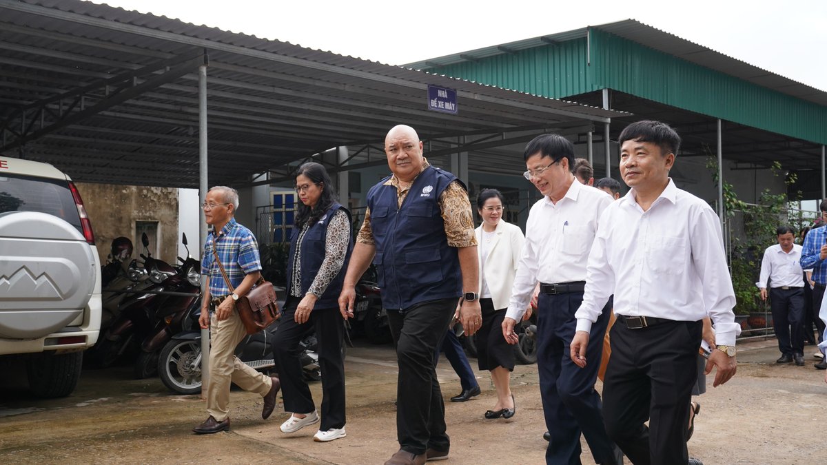 RD_WPRO's tweet photo. I visited Yen Thanh General Hospital in Nghe An 🇻🇳 , once plagued by an unsafe water supply, but now a model of climate-smart care.

Bringing safe, climate-resilient, low-carbon health care near to where people live improves health outcomes and enables access to crucial services for all.

It also contributes to carbon reduction goals and is an investment in a safer and healthier future amid a changing climate.

Thanks to @WHOVietNam, @MoH_Vietnam & support from Australia @dfat, the hospital now treats more patients safely with clean water, solar power & sustainable waste systems.

It’s such examples that demonstrate how the healthcare sector – a major contributor to carbon emissions globally – can make necessary adjustments and contribute to easing the #ClimateCrisis that challenges us all.

#ClimateHealth