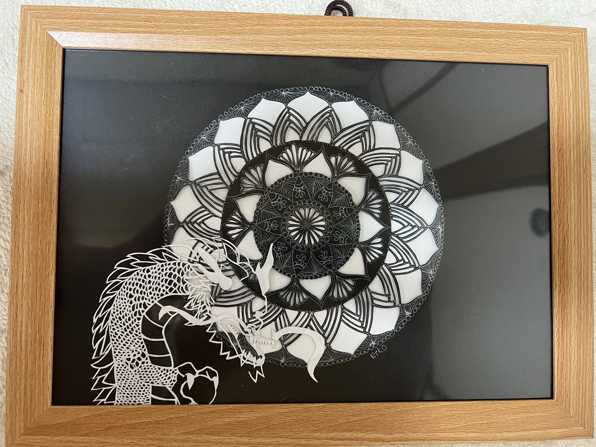 出来た( *˙ω˙*)و ｸﾞｯ!
背景の曼荼羅変えて見ました😊
うしろの色は、お買い上げ頂けるかたのイメージで背景描きます♡♡
お値段強気の1万円！
 #切り絵