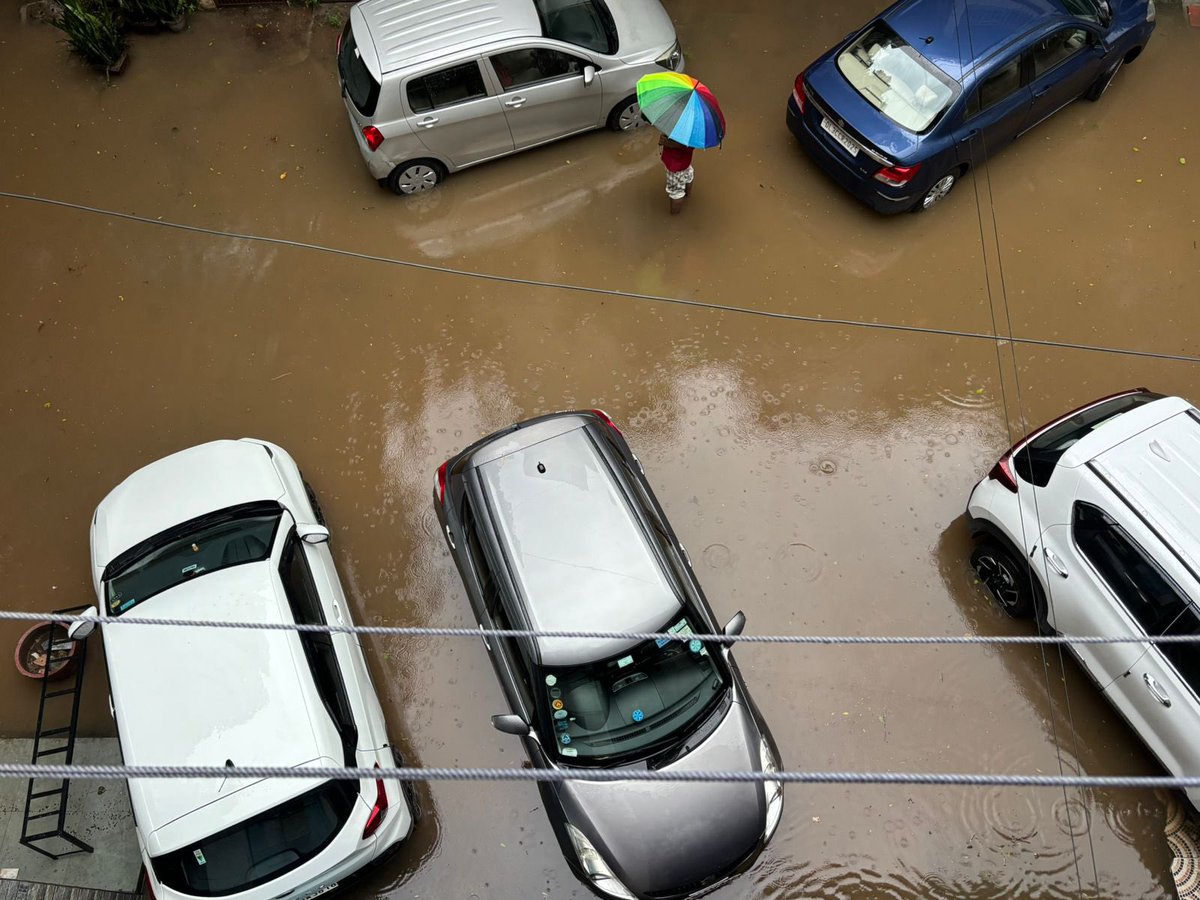 An hour of rain &amp; this is what DDA flats in Sukhdev Vihar look like. Cars submerged, roads gone. How are residents expected to work or live like this? What exactly are we paying taxes for? Drowned vehicles &amp; unlivable streets?

<a href="/official_dda/">Delhi Development Authority</a> <a href="/RekhaGuptaDelhi/">Delhi</a> <a href="/BJP4Delhi/">BJP Delhi</a> <a href="/AAPDelhi/">Aam Aadmi Party Delhi</a>
