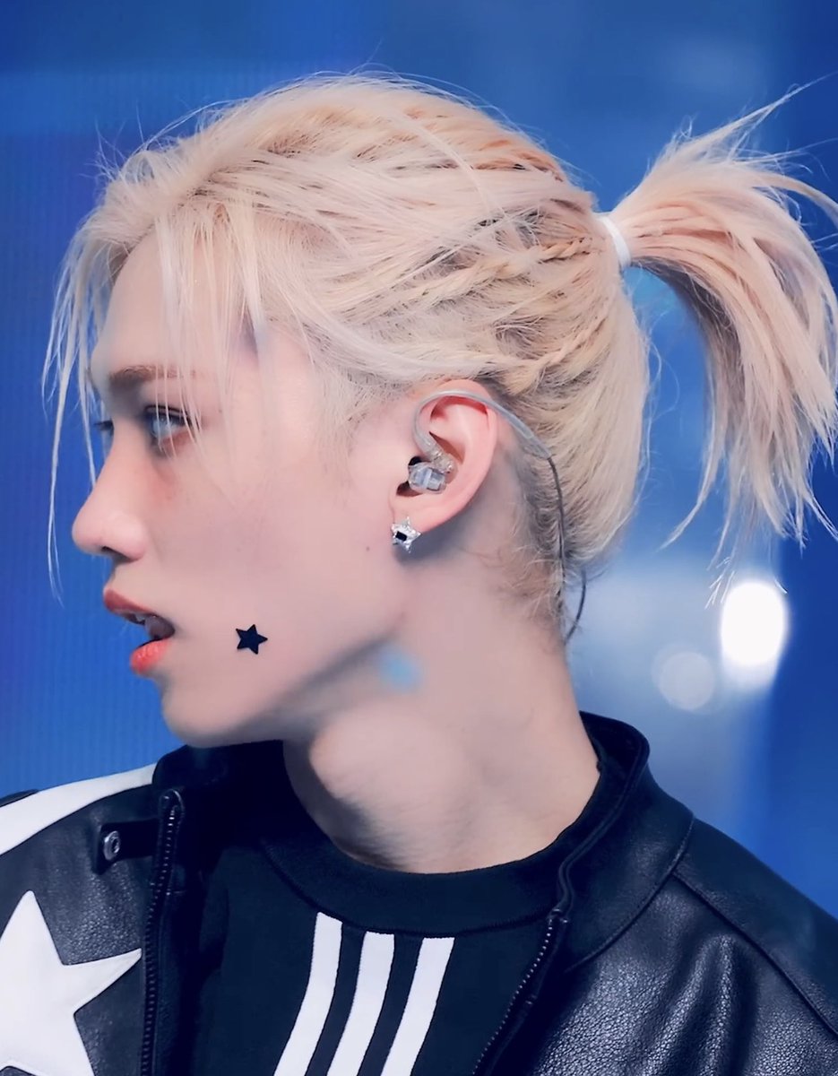 머리를 그냥 묶은게 아니고 쁘띠하게 땋았네 🥹