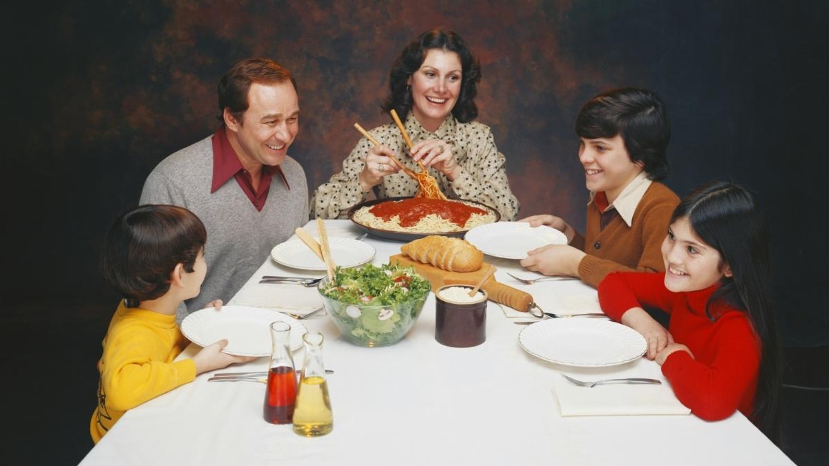 Le dîner familial est-il un passage obligé pour être de bons parents? 👉 bit.ly/4fX19UB