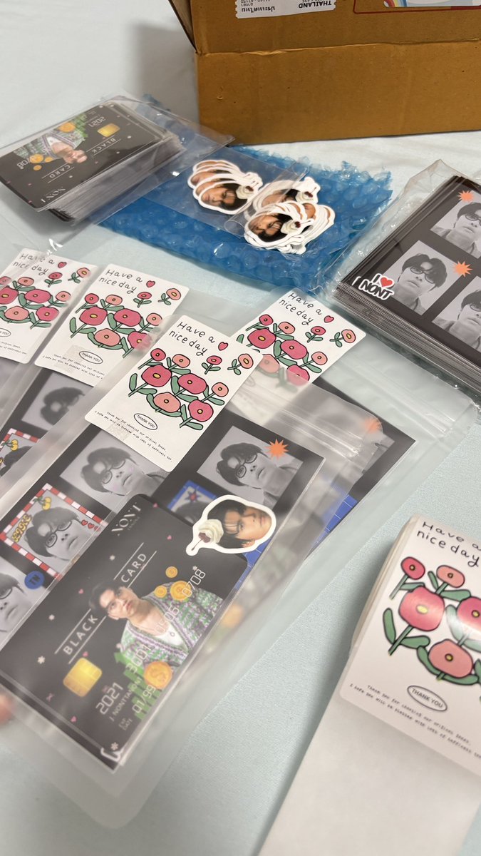 arada_a's tweet image. เพื่อนแจกการ์ดงานแต่ง เราแจก กอว. ค่ะ😂 
กอว. วันที่ 7/9 มี 50 ชิ้นนะคะ 

• id photo 
• photo card (black card)
• สติกเกอร์นนท์หัววิปครีม

(ขออนุญาตทางค่ายแล้วค่ะ)
#NONTEP03_สุรุ่ยสุร่ายCONCERT
#Giveawaysสุรุ่ยสุร่ายConcert 
#NONTTANONT
#nontfam