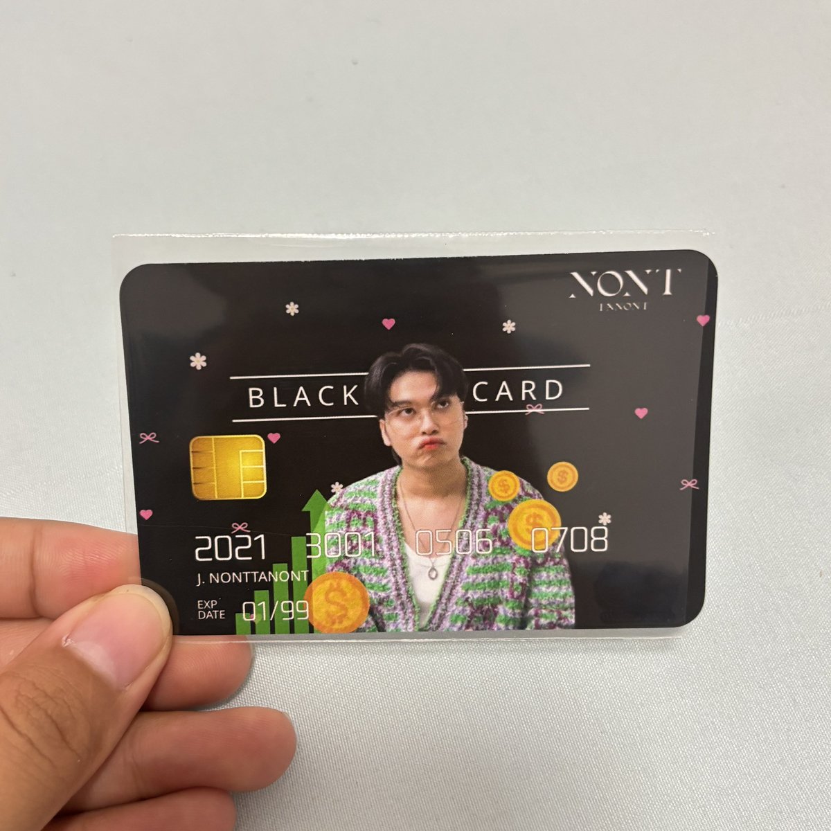 arada_a's tweet image. เพื่อนแจกการ์ดงานแต่ง เราแจก กอว. ค่ะ😂 
กอว. วันที่ 7/9 มี 50 ชิ้นนะคะ 

• id photo 
• photo card (black card)
• สติกเกอร์นนท์หัววิปครีม

(ขออนุญาตทางค่ายแล้วค่ะ)
#NONTEP03_สุรุ่ยสุร่ายCONCERT
#Giveawaysสุรุ่ยสุร่ายConcert 
#NONTTANONT
#nontfam