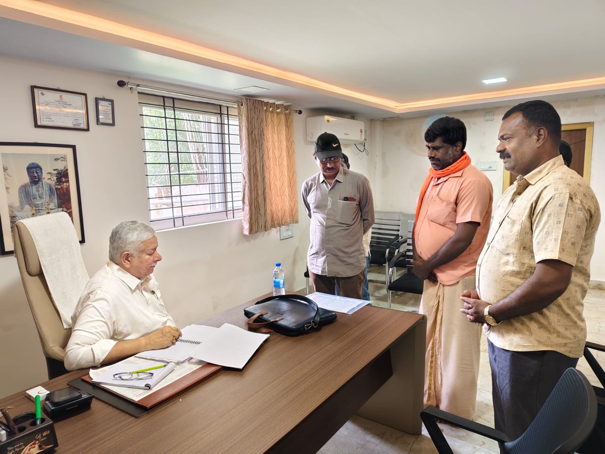 MLAHRGaviyappa's tweet image. ಸದಾ ನಿಮ್ಮ ಸೇವೆಯಲ್ಲಿ.

ನನ್ನ ಕಚೇರಿಗೆ ಭೇಟಿ ನೀಡಿದ ಸಾರ್ವಜನಿಕರನ್ನು ಭೇಟಿ ಮಾಡಿ ಅವರ ಆಹವಾಲುಗಳನ್ನು ಸ್ವೀಕರಿಸಿ ಬಗೆಹರಿಸುವ ಭರವಸೆ ನೀಡಿದೆ.

#congress #karnataka #hrgaviyappa 
#congressforpeople #publicmeet