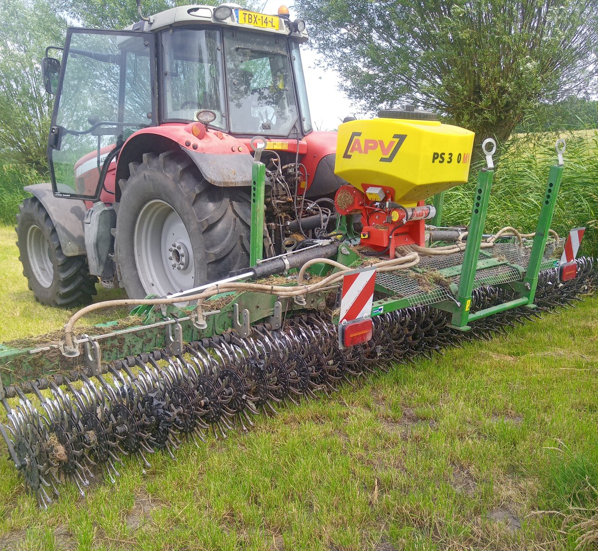 🐄Op de Utrechtse Heuvelrug runt Teunis Mandersloot zijn melkveebedrijf. Al vijf jaar werkt hij met kruidenrijk grasland. “De koeien vinden kruidenrijk grasland duidelijk veel smakelijker dan gewoon gras: ze gaan altijd eerst naar de kruiden”. 👉bit.ly/468Gny1