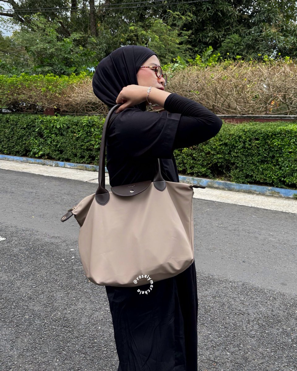 roselymarchela's tweet photo. I LABELED THEM: totebag yg kepake banget 😭👌🏻

bisa jadi 2 gaya, bisa dilipet &amp; jompo friendly, waterproof plus kapasitasnya super legaaa buat daily https://t.co/S4brRRMN2m