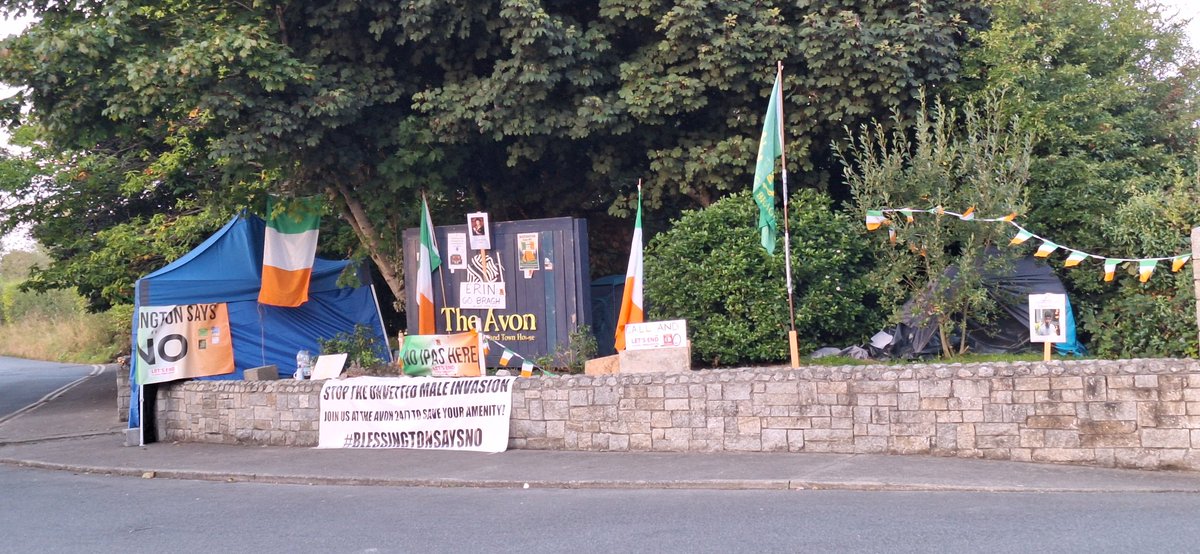 Blessington2022's tweet photo. Anti IPAS protesters at entrance to Avon, Blessington, County Wicklow, 28th August 2025 #Blessington #countywicklow #Wicklow #Ireland #IPAS https://t.co/aZFvE5W5kj