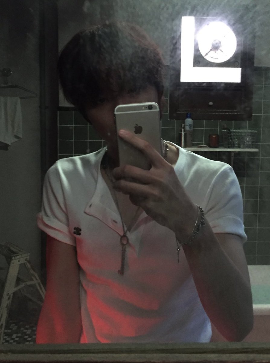 kogumahaechan's tweet image. haechan mirror selfie with iphone 6 🥹