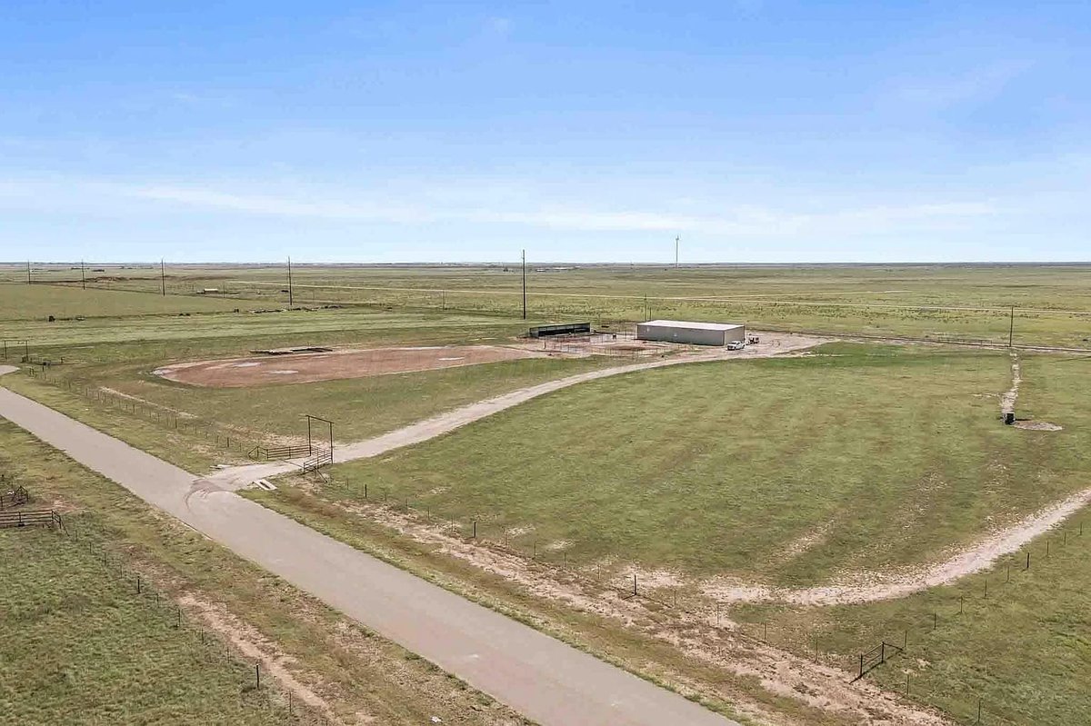 TxHorseProperty's tweet image. CANYON, TEXAS PANHANDLE. 10.18 fenced acs, cul-de-sac. 1 bed apt. Insulated shop w/2 doors, open bay, covered barn areas w/220 amp plugs. 2 lean-tos, 2 turnouts, 3 shedrow pens, square pen, arena. 2 wells. $350K #txhorseproperties #canyontx #texaspanhandle tinyurl.com/26351Canyon