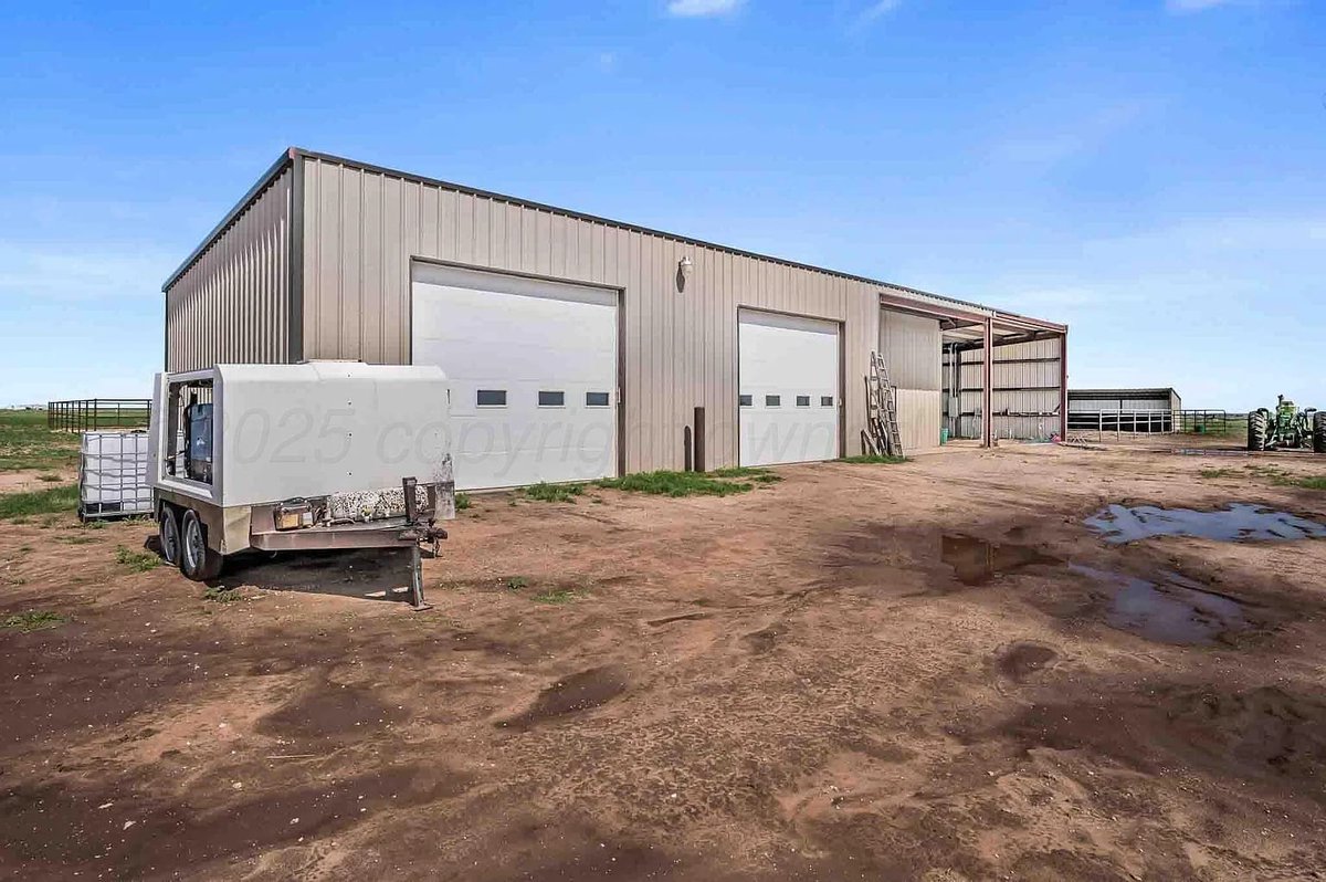 TxHorseProperty's tweet image. CANYON, TEXAS PANHANDLE. 10.18 fenced acs, cul-de-sac. 1 bed apt. Insulated shop w/2 doors, open bay, covered barn areas w/220 amp plugs. 2 lean-tos, 2 turnouts, 3 shedrow pens, square pen, arena. 2 wells. $350K #txhorseproperties #canyontx #texaspanhandle tinyurl.com/26351Canyon