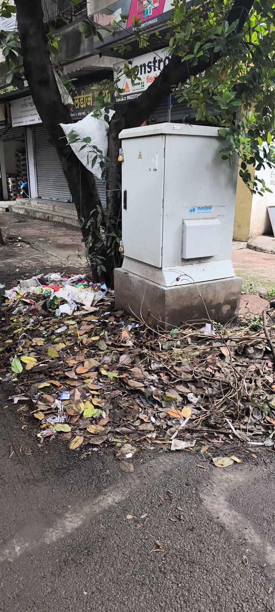 Shailutalks's tweet photo. @pcmcindiagovin @Team_PCMC @PCMCSarathi 
Garbage is dumped in front of our shop as the bin kept for garbage was not cleaned. The garbage vehicle is not lifting the same for last 3 days. Please arrange to clear the same. Location - Shraddha Garden building no 7, Gawade park. https://t.co/7lPXLkUt8i