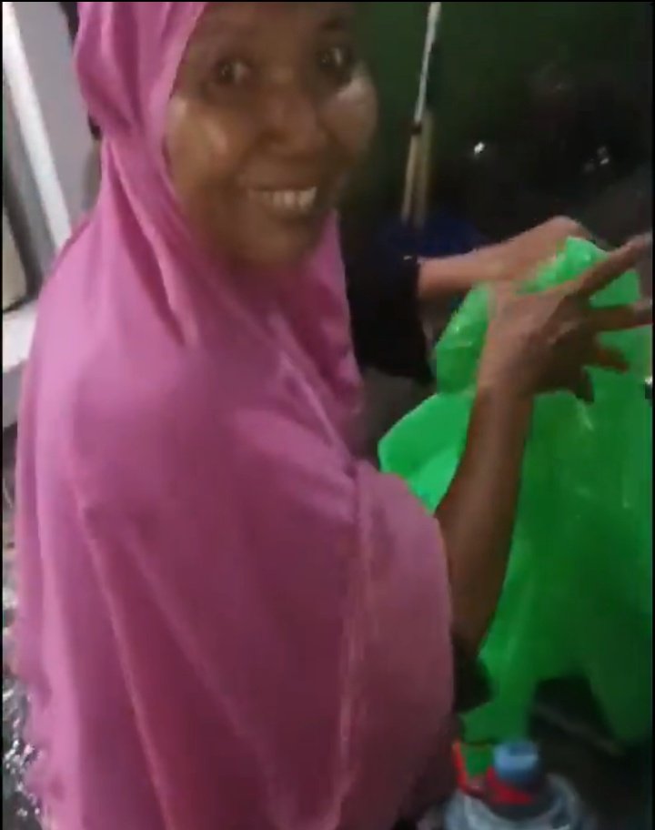 beembooss's tweet photo. #BubarkanDPR 
Keberanian Ibu ini 1000x lebih hebat dari Ahmad Sahroni anggota D hewan yg terkutuk itu

Bengis dijalan                      lembut dirumah https://t.co/najTY6c8u5