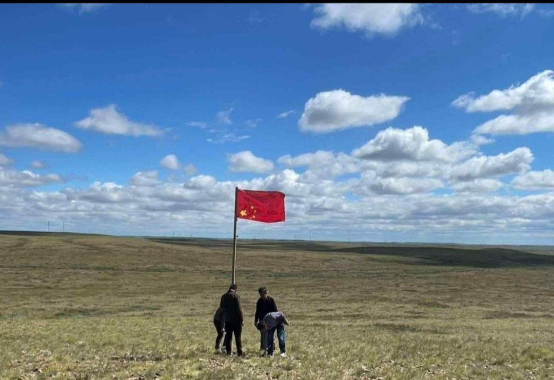 Удахгүй эх оронгүй болох юм байна‼️
Дорноговь аймгийн Даланжаргалан сумын нутагт БНХАУ-ын иргэд өөрийн улсын тугаа хатгасан. Очоод юу болоод байгааг асуухад манай газар, нутаг гэх агуулгатай хариу тайлбар хэлж байна” гэх мэдээллийг иргэнээс ирүүлэв.‼️
 Эр сурвалж