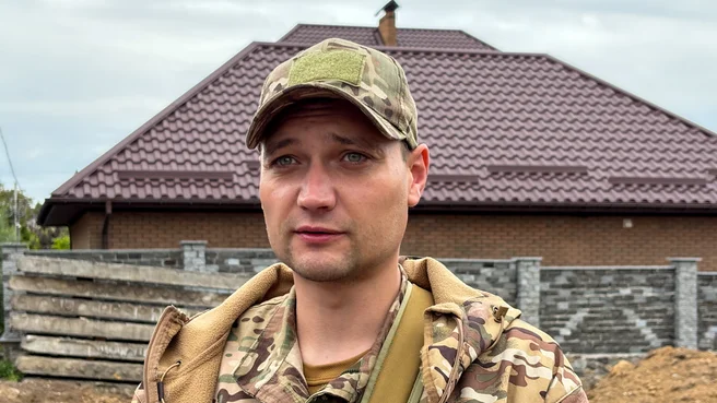 HromadskeUA's tweet photo. Поки військовий лікувався після поранення — його землю забрали, а дім мами знесли.

«Вони забрали в мене останнє», — говорить військовослужбовець Михайло Савчук. Він роками будував цей будинок самотужки, хотів ще завершити другий поверх, але нині немає навіть де заночувати. 

Хто заволодів ділянкою військовослужбовця? Що кажуть правоохоронці? Та яке покарання може чекати винних у цій справі? Розбирався у темі наш Денис Булавін  https://t.co/4xLFKJGBWD