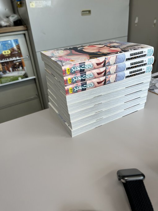 コアマガジンでサイン描いてる✍️ 