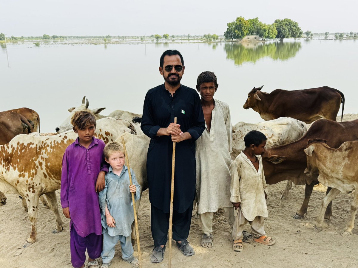 sultanrind24's tweet photo. سندھ حکومت کی جانب سے سندھو دریا میں ایمرجنسی ڈکلیئر کی گئی ہے صرف میڈیا پر باقی کچے کے لوگ جانیں انکا کام صورتحال کا جائزہ لینے ہم بھی پھنچے شکارپور سے گذرنے والی سندھو دریا کے پیٹ کچے میں مزید میرے یوٹیوب پر وزٹ کریں..!
#FloodAlert 
#Flood 
#Floods 
#FloodsInPakistan https://t.co/NrBGwEvRvS