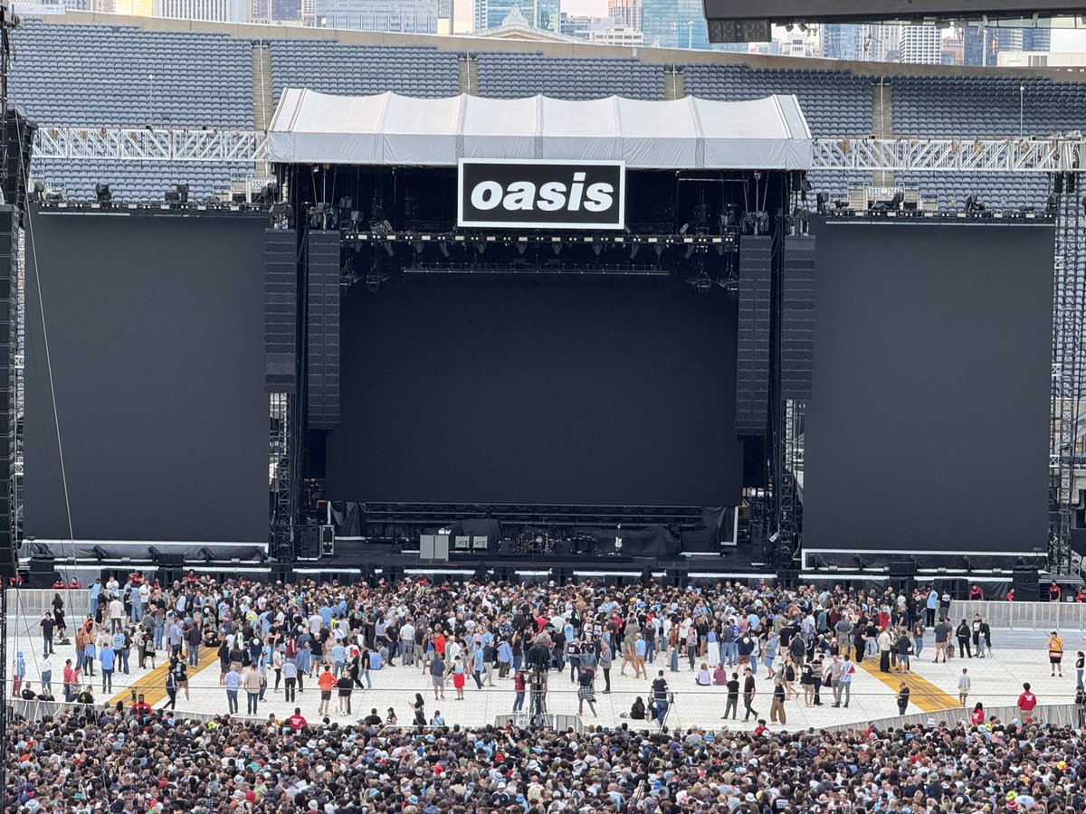 ORoake's tweet image. Never imagined I'd be able to see Oasis live. Seats were far back, and a guy next to us kept screaming the whole show, but still very thankful to have seen the band. Fantastic show. This tour has the perfect setlist. Loudest concert I've ever been to 🤘