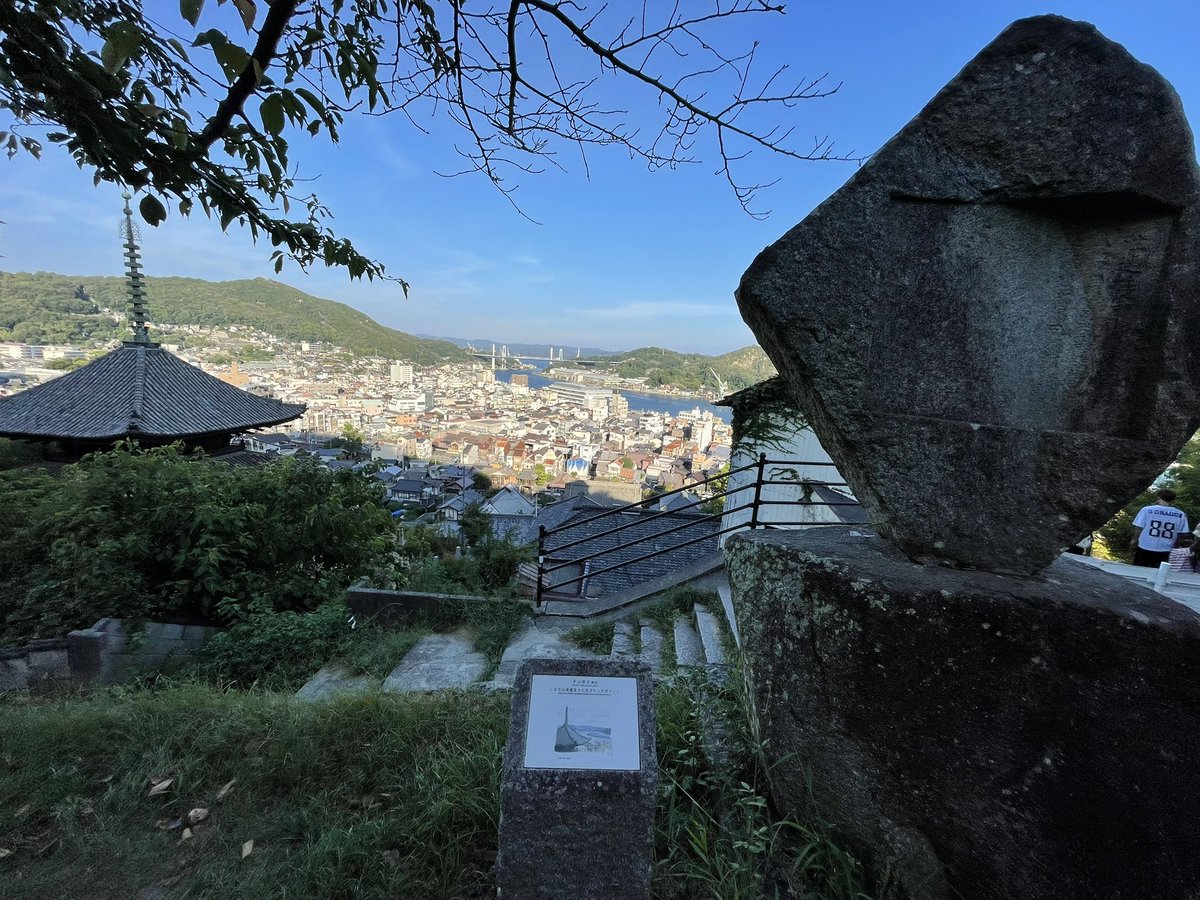『尾道箱庭的都市ナイトツアー』で今夏2回目の「平山郁夫が描いた尾道を巡る」ツアー😁
参加者さんとワイワイしながら市街地に点在するしまなみ海道五十三次のスケッチポイントを巡り、尾道市役所を目指しました。

#尾道観光協会
#おのたび
#日本遺産のまち
#日本遺産のまち尾道

(撮影&amp;投稿：ＧのＹ)