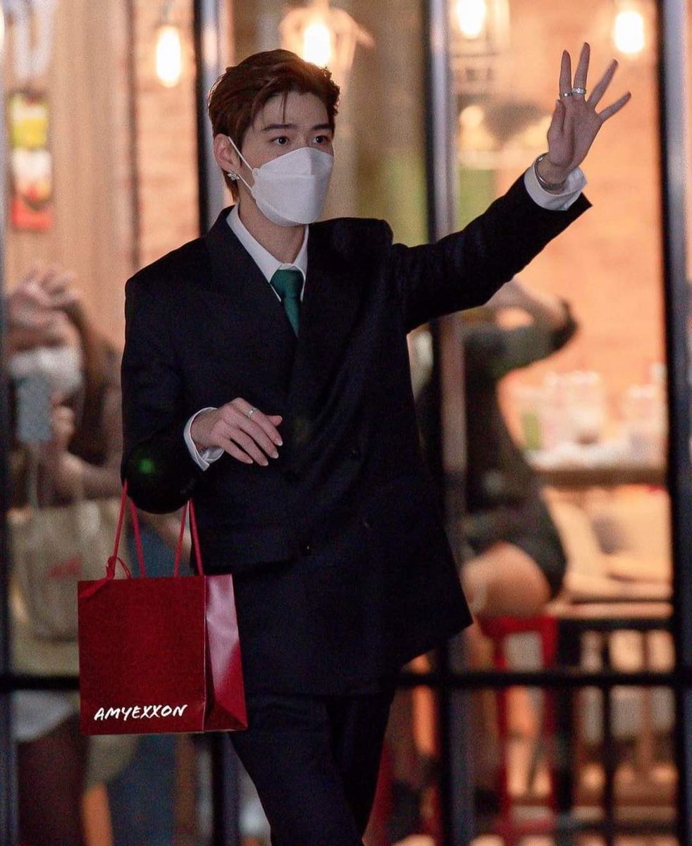 ท่ามกลางของขวัญมากมายในวันนั้น น้องเขาเลือกใส่แค่ของขวัญของพี่ แล้วก็เลือกถือถุงแดงของพี่ติดตัวตอนกลับบ้านด้วยเน้อ