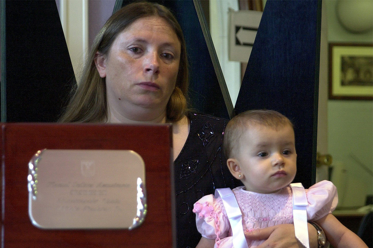 Manuel Indiano, un héroe discreto asesinado en su tienda de golosinas hace 25 años. No conoció a su hija. Los dirigentes del Gobierno Vasco ni siquiera acudieron al funeral. DEP. 
lavozdegalicia.es/noticia/espana…