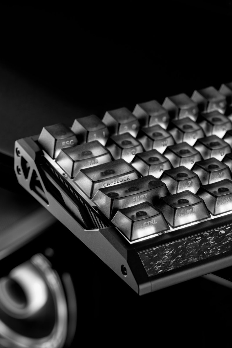 iQunix's tweet image. Need a tough keyboard for gaming? EV63 Dark Side RS nails hardcore performance + dark style! 🖤

iqunix.com/products/iquni…