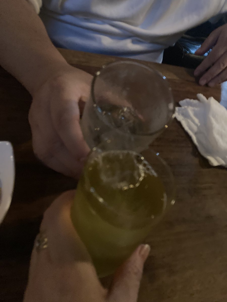 昨日も
ありがとうございました🌻

初めましてとお久しぶりも
懐メロカラオケ大会🎤🎤
皆さまお酒が強いっ🥃🥃🥃
たくさん⤴️
ご馳走さまでした😊

今夜も華金💐
２０時オープンです🎵
お待ちしております⭕️

#渋谷 #道玄坂 #ネオスナック #bar #RUINCHI #親子