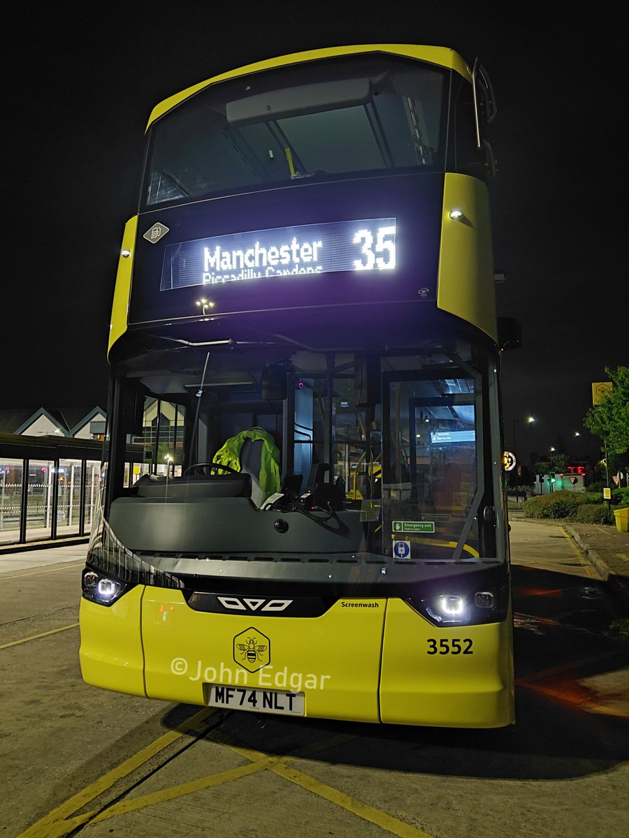 springviewer's tweet image. drove one of these new (to Wigan depot) StreetDeck Ultroliners last night for the first time, it could do with some old style mirrors 😂 #WiganDepot #Leigh #StreetDeck #Ultroliner #BeeNetwork