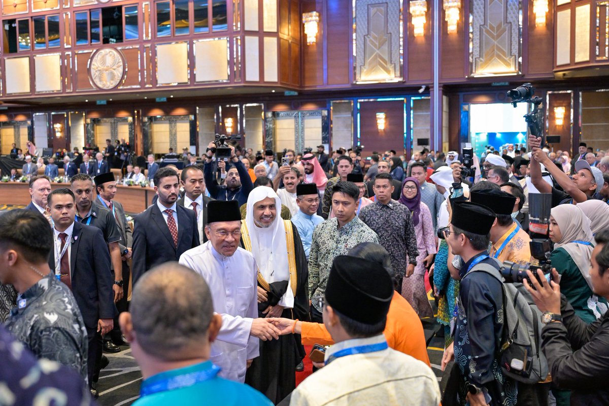 mwlorg_id's tweet photo. 2
KTT ini membahas sejumlah topik penting, di antaranya: Peran pemimpin agama dalam menghadapi kekerasan dan seruan konflik, Diplomasi keagamaan dan penyelesaian sengketa, Pertukaran pengalaman dan praktik terbaik dalam mengelola keragaman agama, serta Tragedi Gaza yang mencerminkan kelemahan dunia dan distorsi nilai-nilai kemanusiaan.
Selain itu, dibahas pula Konflik bernuansa agama "Analisis Penyebab dan Strategi Penanganan".