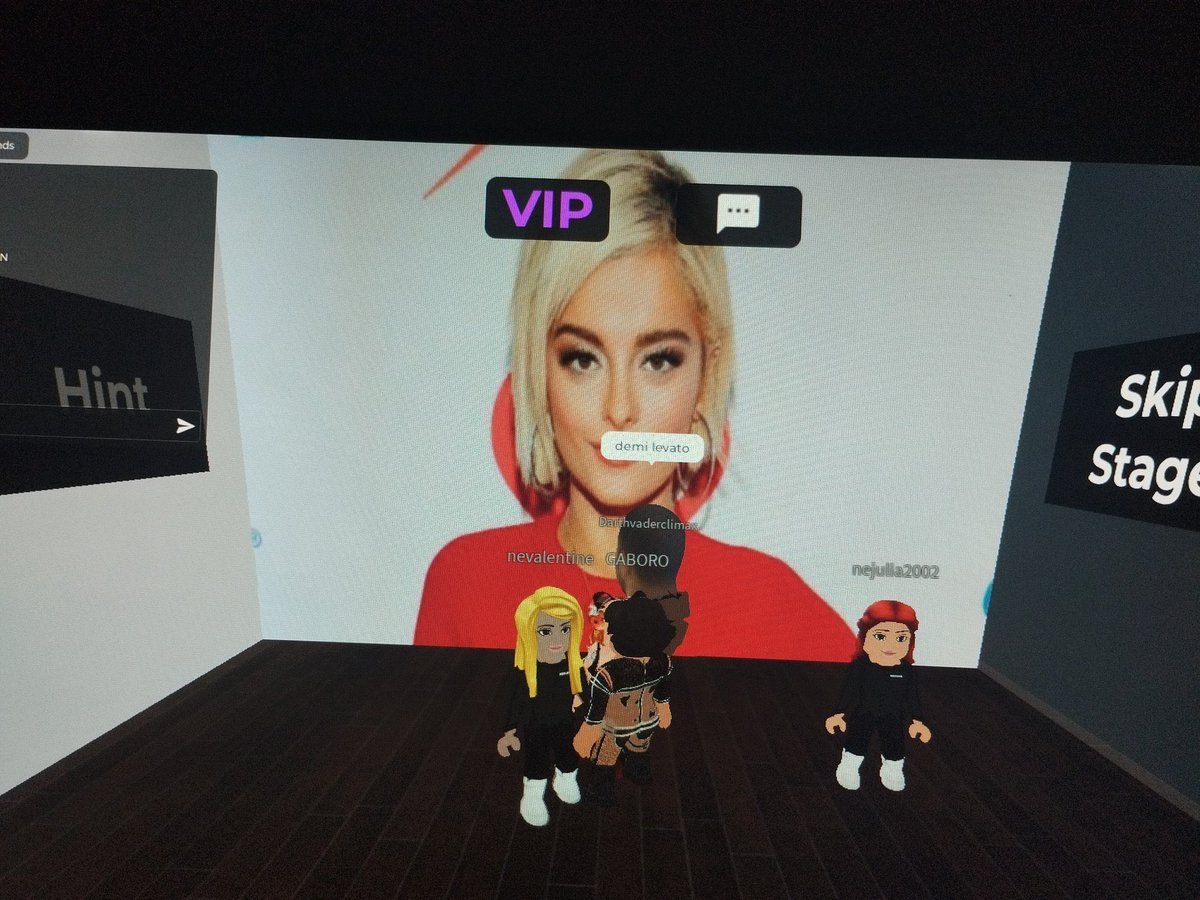 playing roblox guess the singer and everyone stuck here😭