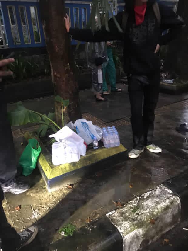 Ada sedikit minuman dan makanan beserta odol posisi di bawah plang petunjuk jalan.
Cc : <a href="/Novitayulianaaa/">nupinupinupi</a>